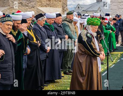 Bolgar, Tatarstan, Russie. 21 mai 2022. Les musulmans priant dans la mosquée de la cathédrale de Bolgar (Tatarstan) à la célébration du 1 00th anniversaire o Banque D'Images