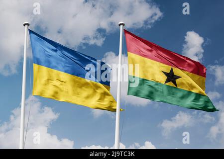 Ukraine et Ghana deux drapeaux sur les mâts et bleu nuageux fond ciel Banque D'Images