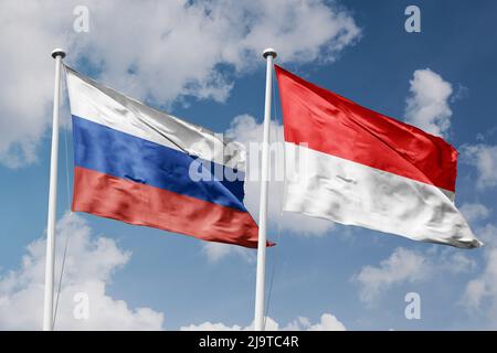 Russie et Indonésie deux drapeaux sur les mâts de drapeaux et fond bleu ciel nuageux Banque D'Images