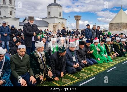 Bolgar, Tatarstan, Russie. 21 mai 2022. Les musulmans priant dans la mosquée de la cathédrale de Bolgar (Tatarstan) à la célébration du 1 00th anniversaire o Banque D'Images