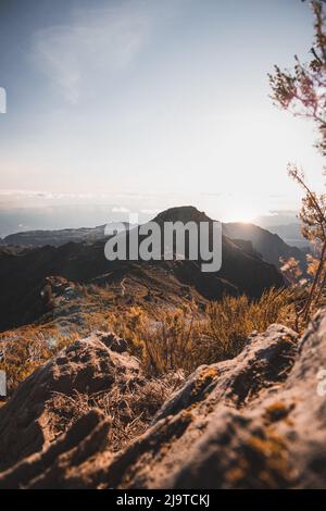 Sentier de randonnée sous la montagne Encumeada Baixa avec une destination sur la plus haute montagne de Madeiras, Pico Ruivo. Le soleil brille sur le côté de Madère Banque D'Images