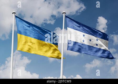 Ukraine et Honduras deux drapeaux sur les mâts et bleu nuageux fond ciel Banque D'Images