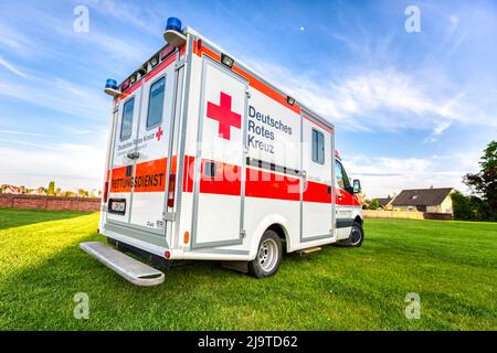 Landesbergen, Allemagne. 11 mai 2022: Ambulance de la Croix-Rouge allemande. La Croix-Rouge allemande (allemand: Deutsches Rotes Kreuz est la Croix-Rouge nationale Banque D'Images