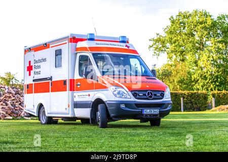 Landesbergen, Allemagne. 11 mai 2022: Ambulance de la Croix-Rouge allemande. La Croix-Rouge allemande (allemand: Deutsches Rotes Kreuz est la Croix-Rouge nationale Banque D'Images
