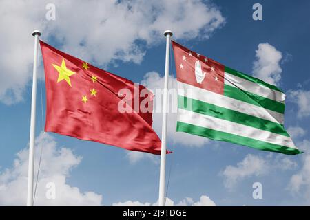 Chine et Abkhazie deux drapeaux sur les mâts de drapeaux et fond bleu ciel nuageux Banque D'Images