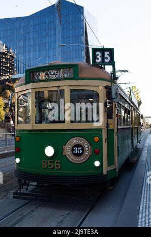 Un tramway historique de la classe W des années 1930, vert et jaune, se trouve dans la ville de Melbourne, en Australie Banque D'Images