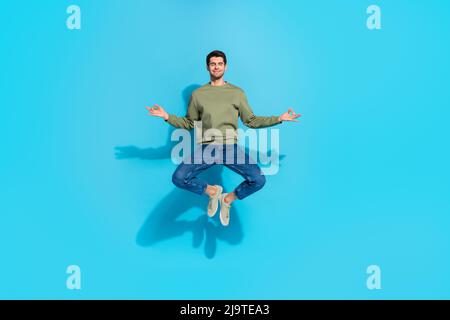 Portrait en longueur de la personne méditant calme yeux fermés mains doigts isolés sur fond bleu Banque D'Images