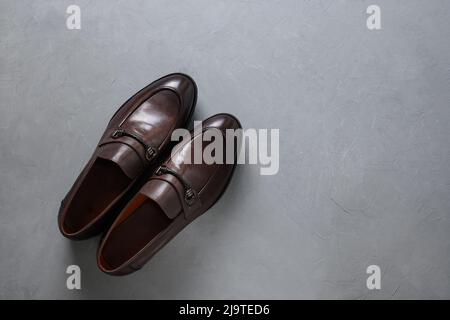 Chaussures de mocassins marron classiques pour hommes sur fond gris. Vue de dessus. Copier l'espace. Banque D'Images