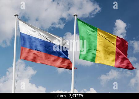 Russie et Mali deux drapeaux sur les mâts et ciel bleu ciel nuageux Banque D'Images