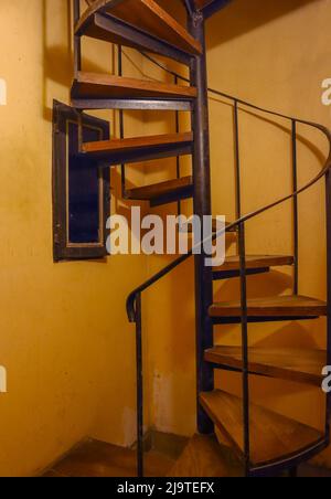 photographie de l'escalier en colimaçon en bois antique dans le coin Banque D'Images