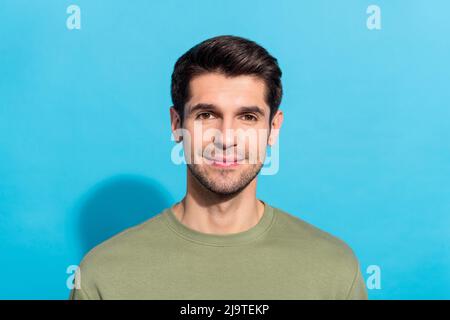 Photo de l'adorable bruns millénaire porte une chemise grise isolée sur fond bleu Banque D'Images