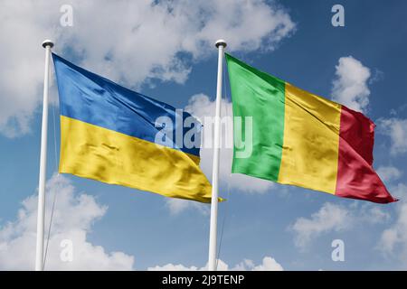 L'Ukraine et le Mali deux drapeaux sur les mâts et bleu nuageux fond ciel Banque D'Images