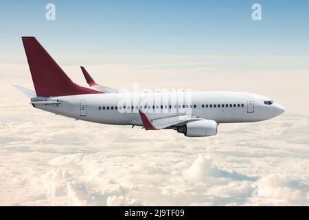 L'avion à réaction passager vole dans l'air au-dessus des nuages Banque D'Images