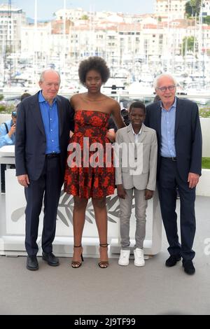 Cannes, France. 25th mai 2022. 75th Festival de Cannes 2022, film Photocall "Tori and Lokita". Photo : Jean-Pierre Dardenne, Luc Dardenne, Joely Mbundu, Pablo Schils crédit : Agence de photo indépendante/Alamy Live News Banque D'Images