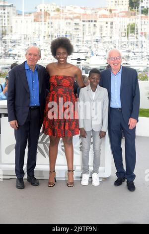 Cannes, France. 25th mai 2022. 75th Festival de Cannes 2022, film Photocall "Tori and Lokita". Photo : Jean-Pierre Dardenne, Luc Dardenne, Joely Mbundu, Pablo Schils crédit : Agence de photo indépendante/Alamy Live News Banque D'Images