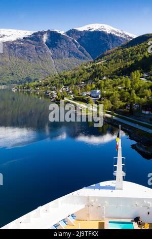 P&O navire de croisière, MS Iona, entrant dans le port, Olden, Norvège. Banque D'Images