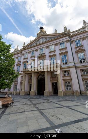 Bratislava, Slovaquie - 05 21 2022: Palais des primates à Bratislava par temps ensoleillé. Banque D'Images