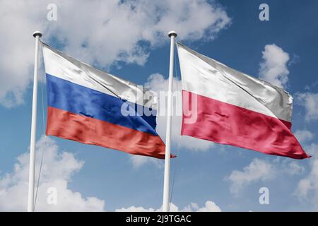 Russie et Pologne deux drapeaux sur les mâts de drapeaux et fond bleu ciel nuageux Banque D'Images
