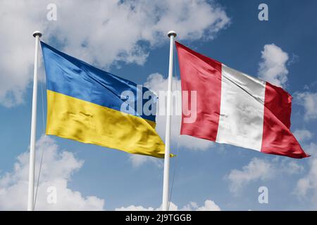Ukraine et Pérou deux drapeaux sur les mâts et bleu nuageux fond ciel Banque D'Images