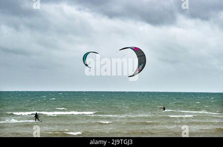 Worthing Sussex, Royaume-Uni. 25th mai 2022. Kitesurfers Profitez d'une journée venteuse au large de la plage près de Worthing car un temps plus instable est prévu pour le Royaume-Uni au cours des prochains jours : Credit Simon Dack/Alay Live News Banque D'Images