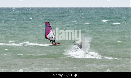 Worthing Sussex, Royaume-Uni. 25th mai 2022. Les kitesurfers et les windsurfers profitent d'une journée venteuse au large de la plage près de Worthing car un temps plus instable est prévu pour le Royaume-Uni au cours des prochains jours : Credit Simon Dack/Alay Live News Banque D'Images