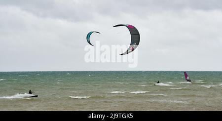 Worthing Sussex, Royaume-Uni. 25th mai 2022. Kitesurfers Profitez d'une journée venteuse au large de la plage près de Worthing car un temps plus instable est prévu pour le Royaume-Uni au cours des prochains jours : Credit Simon Dack/Alay Live News Banque D'Images