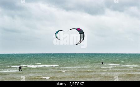 Worthing Sussex, Royaume-Uni. 25th mai 2022. Kitesurfers Profitez d'une journée venteuse au large de la plage près de Worthing car un temps plus instable est prévu pour le Royaume-Uni au cours des prochains jours : Credit Simon Dack/Alay Live News Banque D'Images