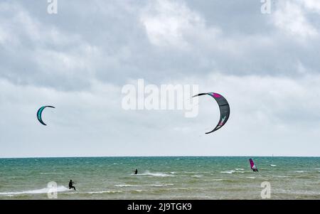 Worthing Sussex, Royaume-Uni. 25th mai 2022. Les kitesurfers et les windsurfers profitent d'une journée venteuse au large de la plage près de Worthing car un temps plus instable est prévu pour le Royaume-Uni au cours des prochains jours : Credit Simon Dack/Alay Live News Banque D'Images