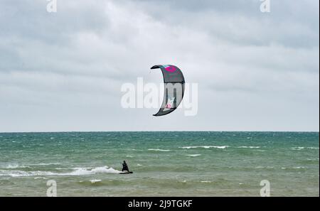 Worthing Sussex, Royaume-Uni. 25th mai 2022. Kitesurfers Profitez d'une journée venteuse au large de la plage près de Worthing car un temps plus instable est prévu pour le Royaume-Uni au cours des prochains jours : Credit Simon Dack/Alay Live News Banque D'Images