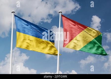 Ukraine et République du Congo deux drapeaux sur les mâts et fond bleu ciel nuageux Banque D'Images