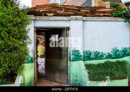 Les centres de recyclage et le site de gestion des déchets débordent de déchets en raison de l'écluse COVID-19 à Shanghai. Banque D'Images