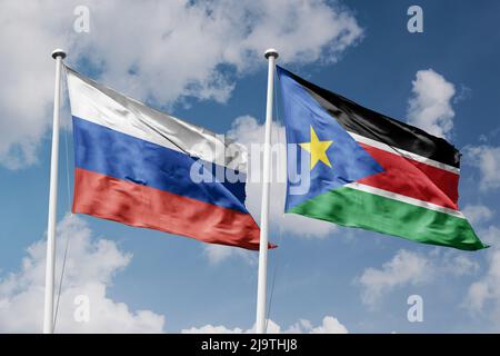 Russie et Soudan du Sud deux drapeaux sur les mâts et fond bleu ciel nuageux Banque D'Images