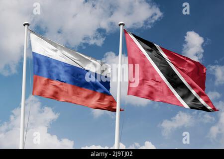 Russie et Trinité-et-Tobago deux drapeaux sur les mâts et ciel bleu ciel nuageux Banque D'Images