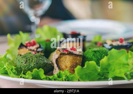 Cuisine géorgienne pkhali sur une assiette. Mise au point sélective. Banque D'Images