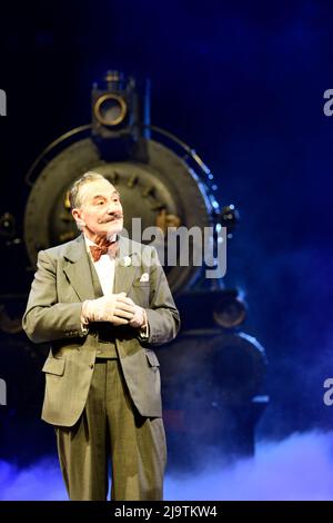 Henry Goodman comme Hercule Poirot dans Agatha Christies meurtre sur l'Orient Express, Chichester Festival Theatre, West Sussex, Royaume-Uni. Banque D'Images