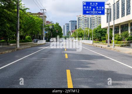 Les rues qui sont généralement très fréquentées sont érilement vides pendant le confinement de la COVID-19 à Shanghai. Banque D'Images