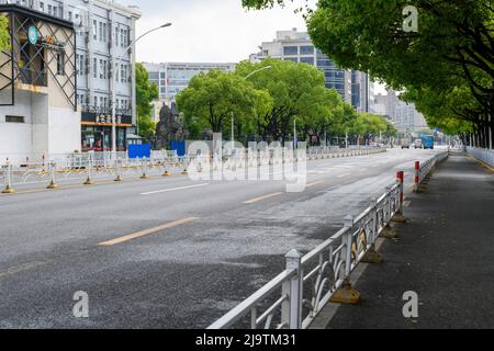 Les rues qui sont généralement très fréquentées sont érilement vides pendant le confinement de la COVID-19 à Shanghai et seulement les véhicules essentiels avec des passes spéciales Banque D'Images