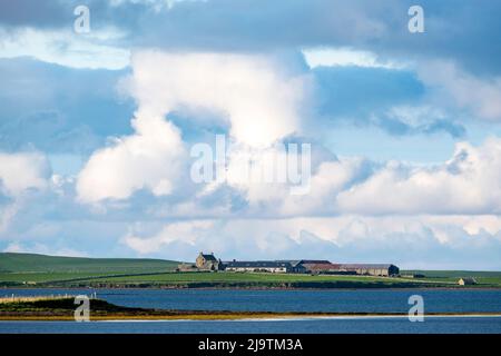 Bâtiments de ferme paysage rural vue de Finstown, Orkney continent, Ecosse Banque D'Images