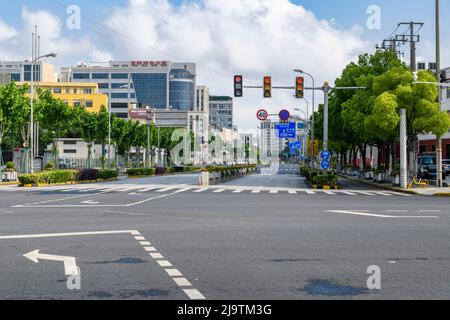 Les rues qui sont généralement très fréquentées sont érilement vides pendant le confinement de la COVID-19 à Shanghai et seulement les véhicules essentiels avec des passes spéciales Banque D'Images