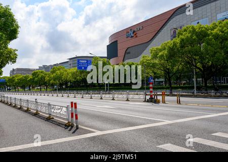 Les rues qui sont généralement très fréquentées sont érilement vides pendant le confinement de la COVID-19 à Shanghai et seulement les véhicules essentiels avec des passes spéciales Banque D'Images