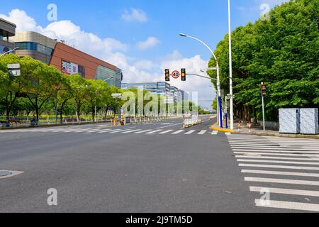 Les rues qui sont généralement très fréquentées sont érilement vides pendant le confinement de la COVID-19 à Shanghai et seulement les véhicules essentiels avec des passes spéciales Banque D'Images