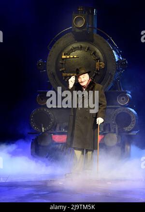 Henry Goodman comme Hercule Poirot dans Agatha Christies meurtre sur l'Orient Express, Chichester Festival Theatre, West Sussex, Royaume-Uni. Banque D'Images