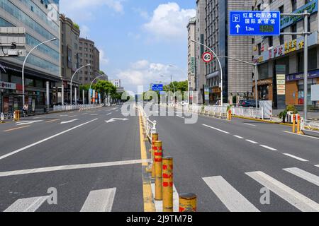 Les rues qui sont généralement très fréquentées sont érilement vides pendant le confinement de la COVID-19 à Shanghai. Banque D'Images