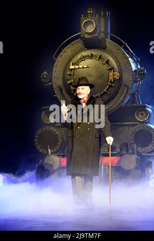 Henry Goodman comme Hercule Poirot dans Agatha Christies meurtre sur l'Orient Express, Chichester Festival Theatre, West Sussex, Royaume-Uni. Banque D'Images