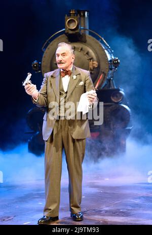 Henry Goodman comme Hercule Poirot dans Agatha Christies meurtre sur l'Orient Express, Chichester Festival Theatre, West Sussex, Royaume-Uni. Banque D'Images