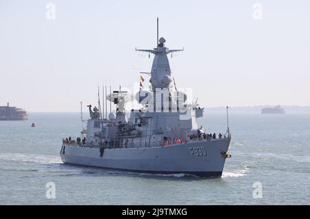 La frégate de la Marine belge BNS LEOPOLD 1 arrivant à la base navale pour une brève visite de courtoisie Banque D'Images