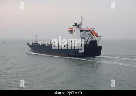 La FLÈCHE MV du ferry à enroulement et à décollage se dirige vers le Solent brumeux Banque D'Images