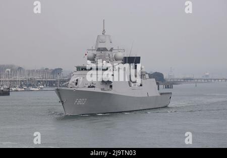 La frégate de la Marine royale des pays-Bas, HNLMS TROMP, part de la base navale après une visite de quatre jours Banque D'Images