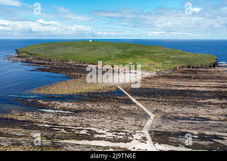 Vue aérienne du brough de Birsay sur le continent ouest d'Orkney, Écosse, Royaume-Uni. Banque D'Images