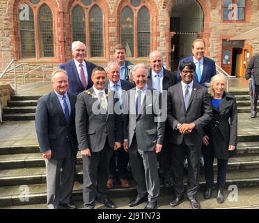 Le congressiste Richard Neal (au centre), avec le maire de la ville de Derry et Strabane Graham Warke (deuxième à gauche) devant le Guildhall, Derry, alors qu'il dirige une délégation du Congrès lors d'une visite à Londonderry. Date de la photo: Mercredi 25 mai 2022. Banque D'Images